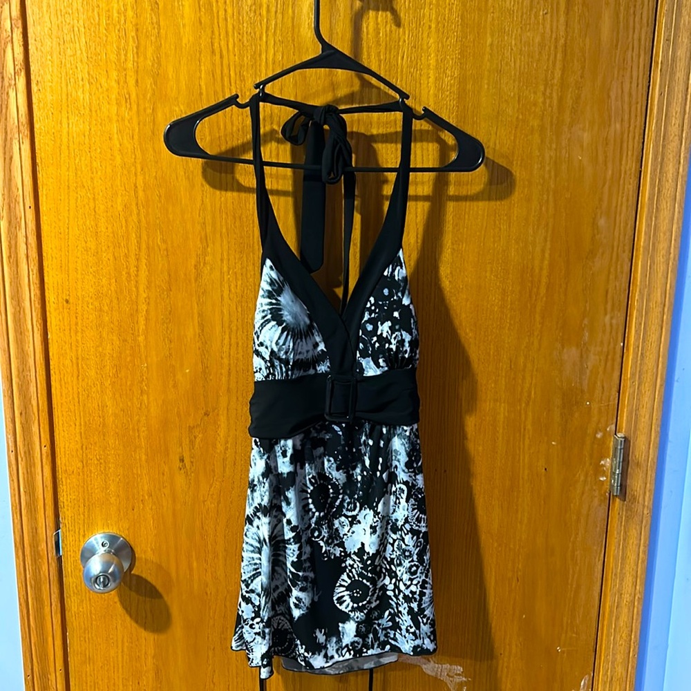 B Wear women’s top sz L. Spandex black and white. Built in cups. Plastic buckle.